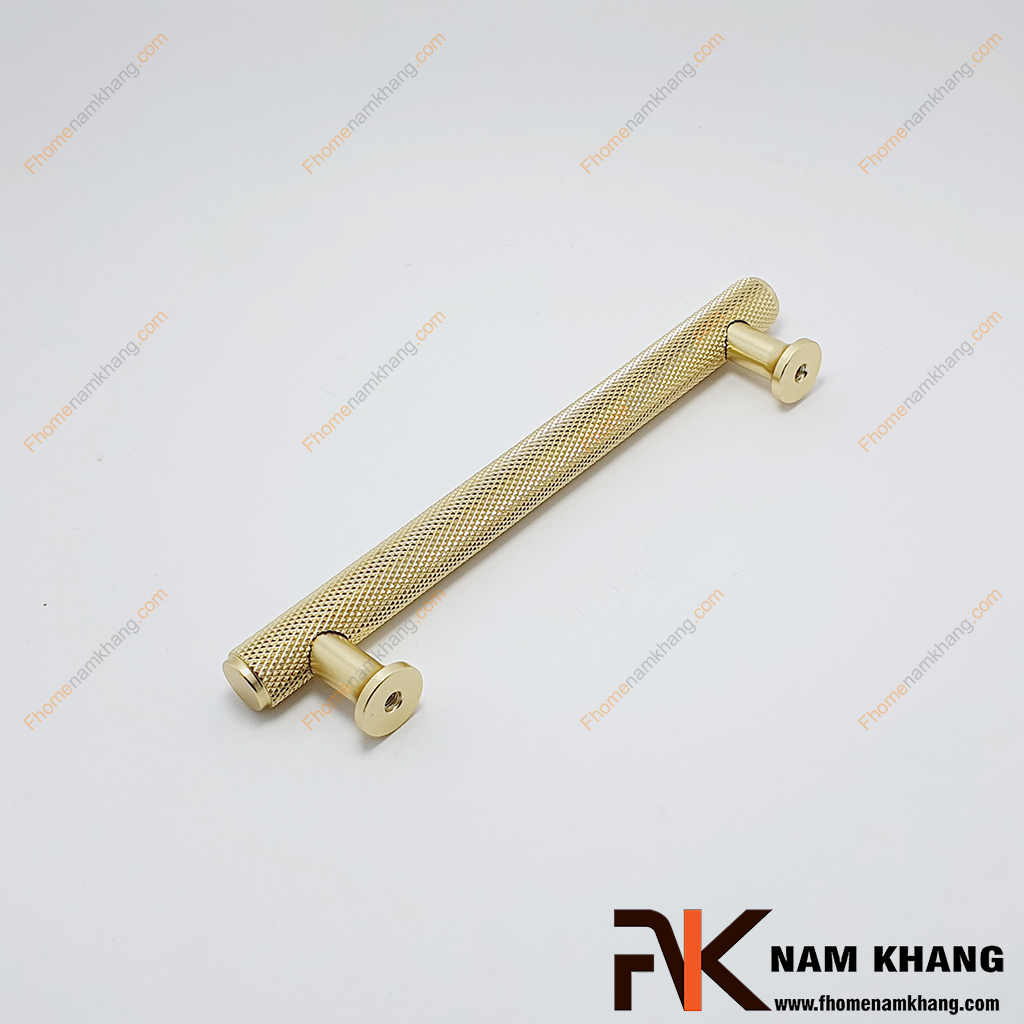 Tay nắm cửa tủ hợp kim NK207S-128VN - Sở hữu thiết kế thanh tròn thanh lịch cùng bề mặt vân kim cương được gia công tỉ mỉ, tay nắm cửa tủ mang đến vẻ đẹp hiện đại và sang trọng cho mọi không gian.