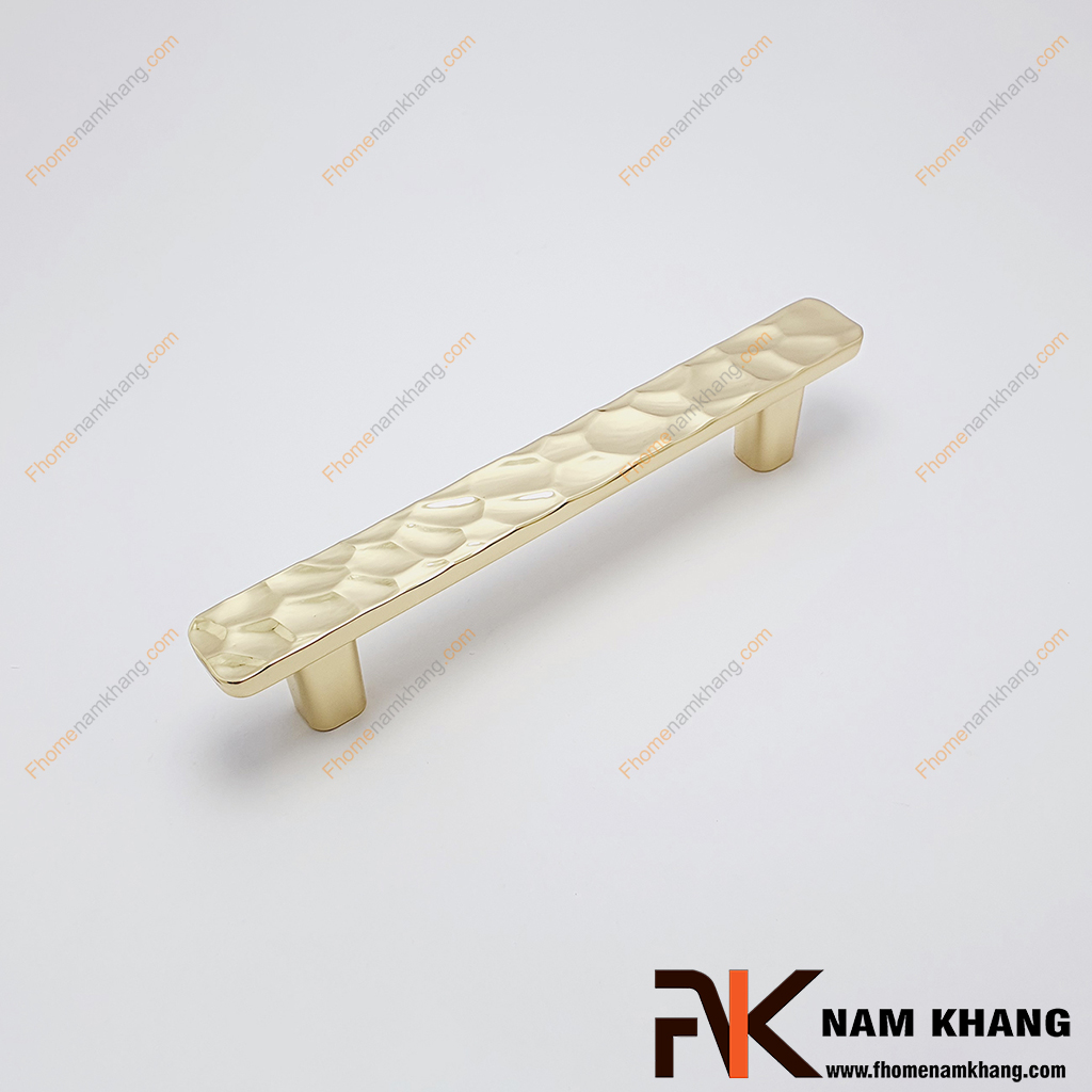 Tay nắm cửa tủ vân nổi vàng bóng NK225SN-96VB - Tay nắm cửa tủ gây ấn tượng với thiết kế thanh dẹt bo góc mềm mại, kết hợp bề mặt tạo vân nổi thủ công đầy cá tính.