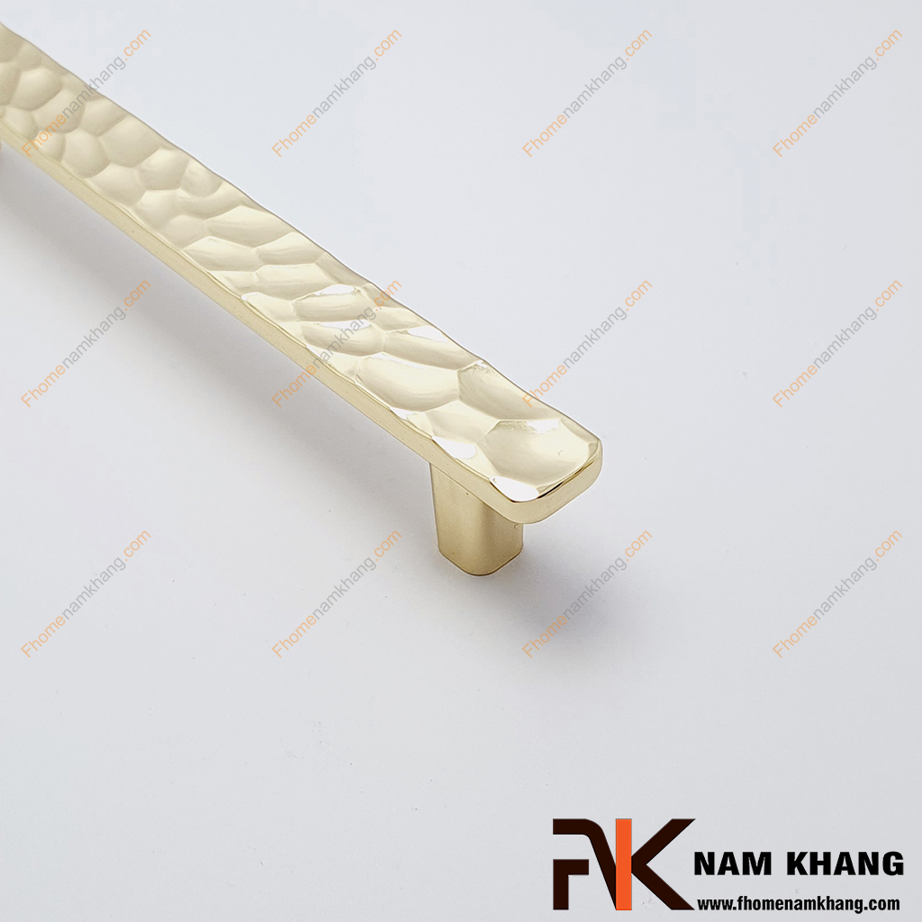 Tay nắm cửa tủ vân nổi vàng bóng NK225SN-96VB - Tay nắm cửa tủ gây ấn tượng với thiết kế thanh dẹt bo góc mềm mại, kết hợp bề mặt tạo vân nổi thủ công đầy cá tính.