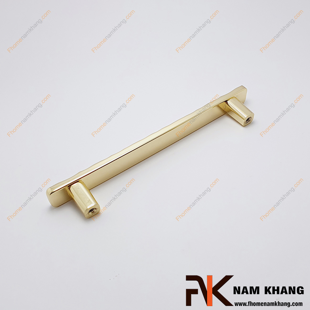 Tay nắm cửa tủ vân nổi vàng bóng NK225SN-96VB - Tay nắm cửa tủ gây ấn tượng với thiết kế thanh dẹt bo góc mềm mại, kết hợp bề mặt tạo vân nổi thủ công đầy cá tính.