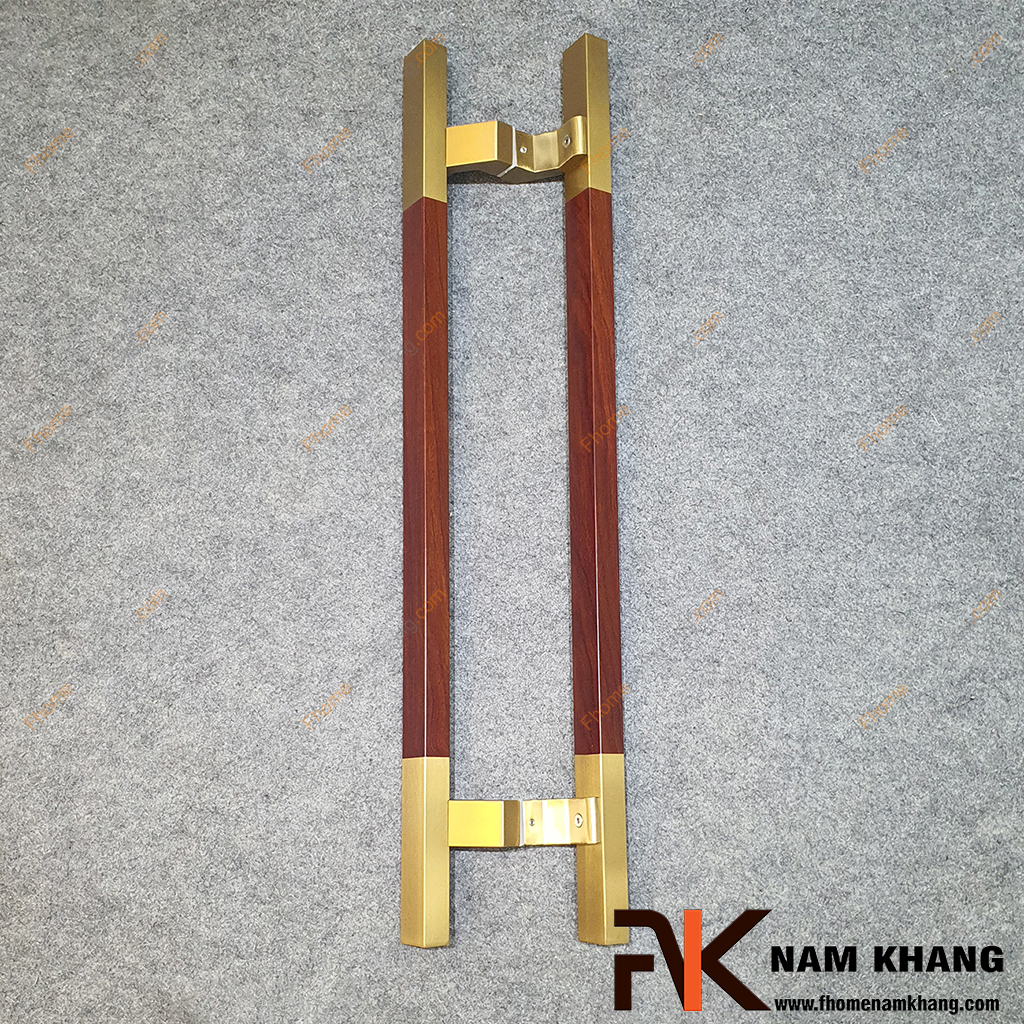 Tay nắm cửa lệch tâm giả gỗ NKC005-80VD201 - Tay nắm cửa lệch tâm inox nổi bật với thiết kế thanh dài vuông vức, kết hợp hài hòa giữa sắc vàng sang trọng và phần thân mô phỏng họa tiết vân gỗ tự nhiên.