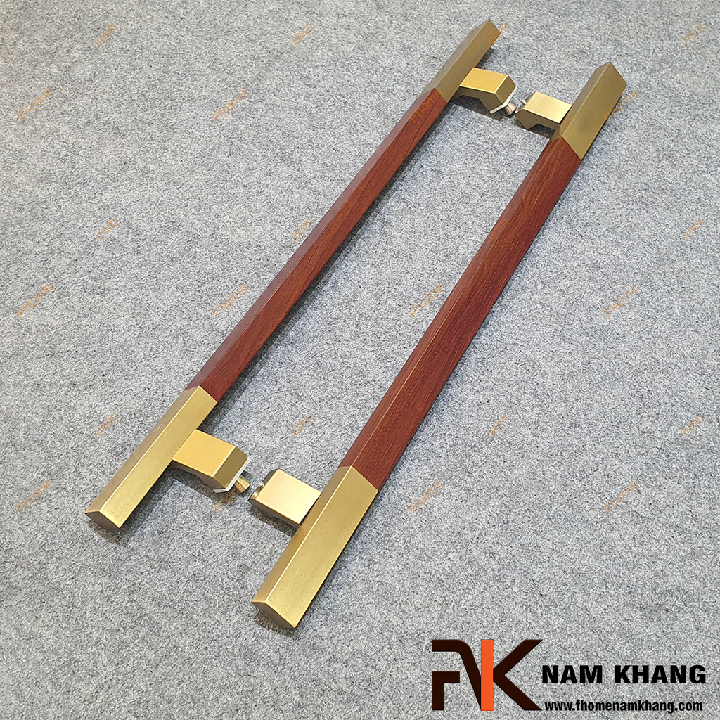 Tay nắm cửa lệch tâm giả gỗ NKC005-80VD201 - Tay nắm cửa lệch tâm inox nổi bật với thiết kế thanh dài vuông vức, kết hợp hài hòa giữa sắc vàng sang trọng và phần thân mô phỏng họa tiết vân gỗ tự nhiên.