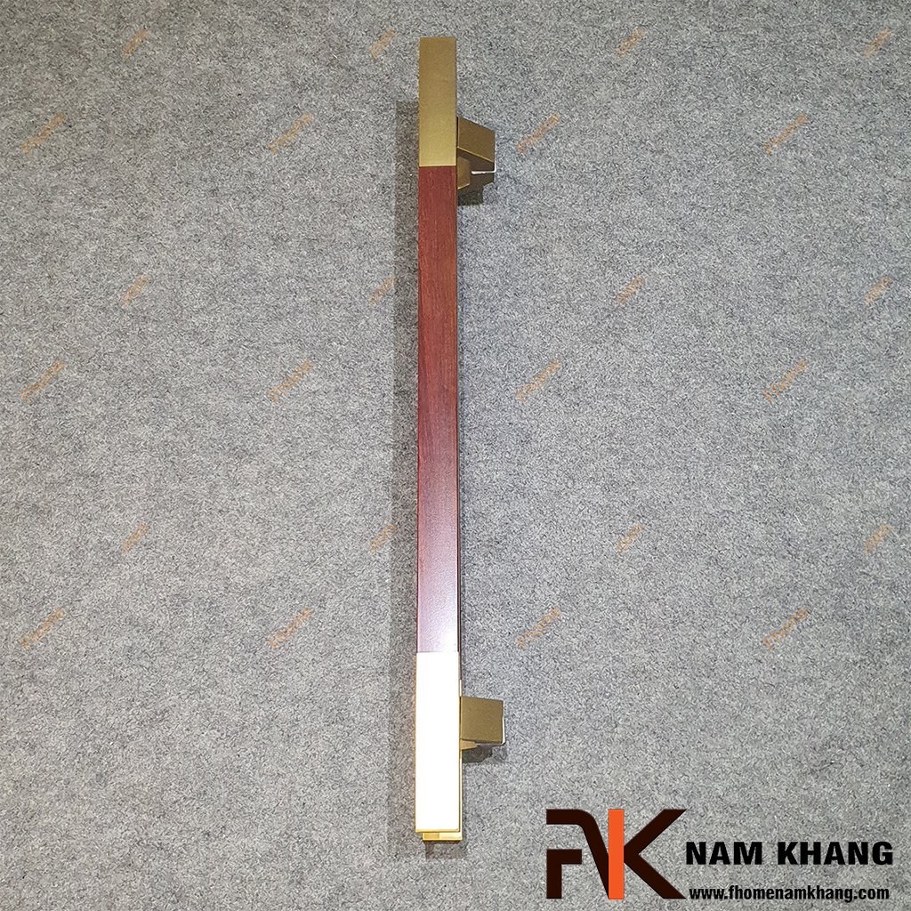 Tay nắm cửa lệch tâm giả gỗ NKC005-80VD201 - Tay nắm cửa lệch tâm inox nổi bật với thiết kế thanh dài vuông vức, kết hợp hài hòa giữa sắc vàng sang trọng và phần thân mô phỏng họa tiết vân gỗ tự nhiên.