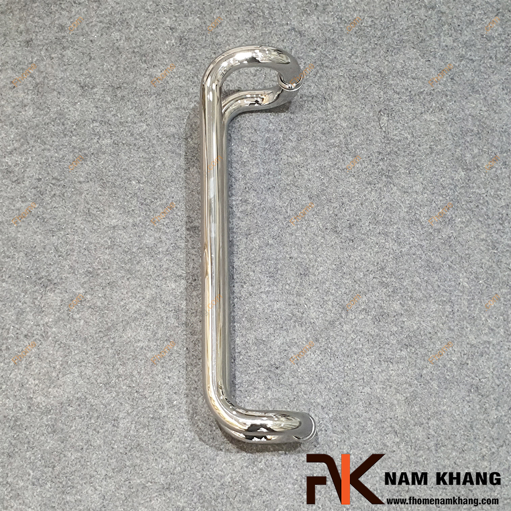Tay nắm cửa lệch tâm inox tròn NKC004T-CBT43 - Tay nắm cửa lệch tâm sở hữu thiết kế hiện đại với đường nét bo cong mềm mại, tạo điểm nhấn tinh tế cho cánh cửa.