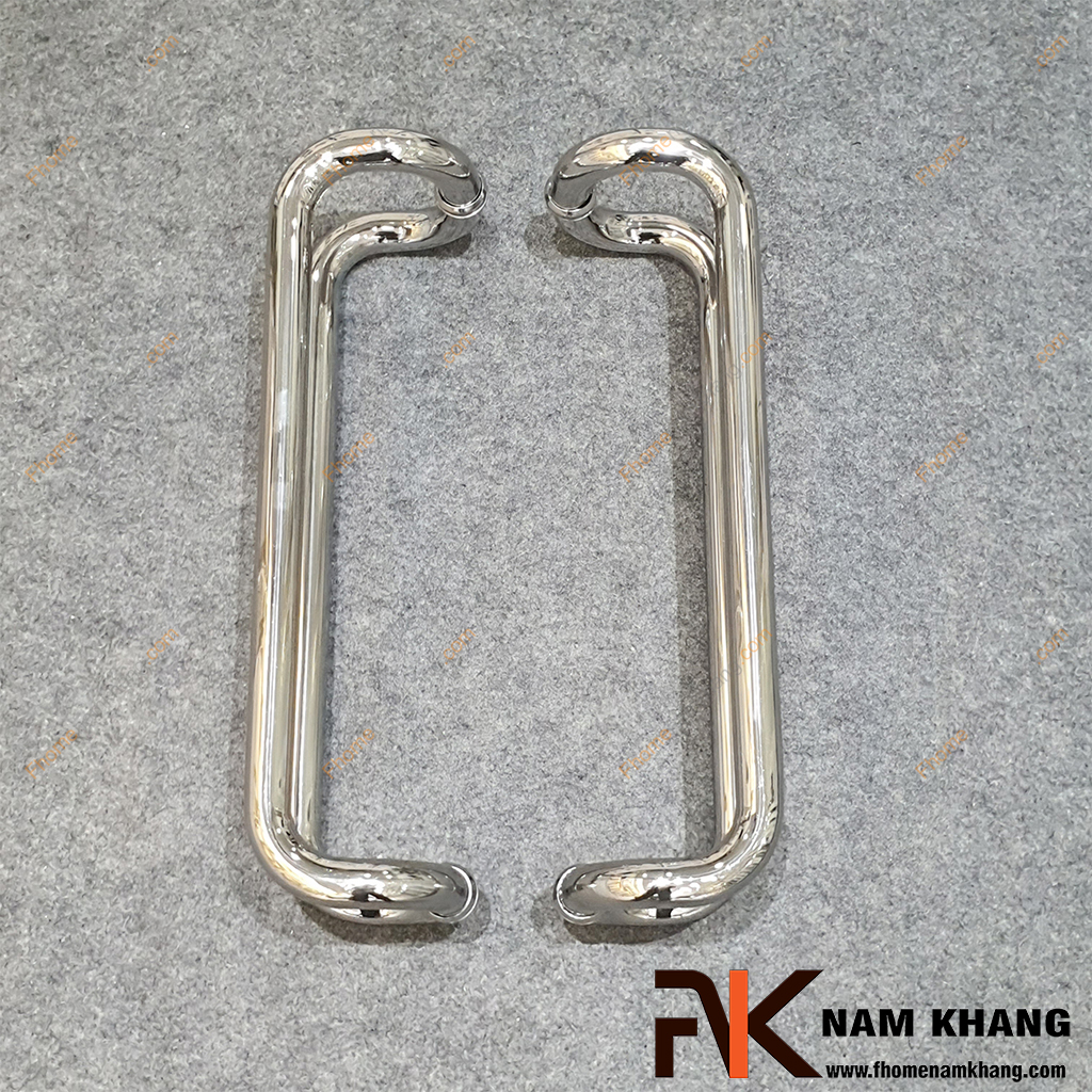 Tay nắm cửa lệch tâm inox tròn NKC004T-CBT43 - Tay nắm cửa lệch tâm sở hữu thiết kế hiện đại với đường nét bo cong mềm mại, tạo điểm nhấn tinh tế cho cánh cửa.