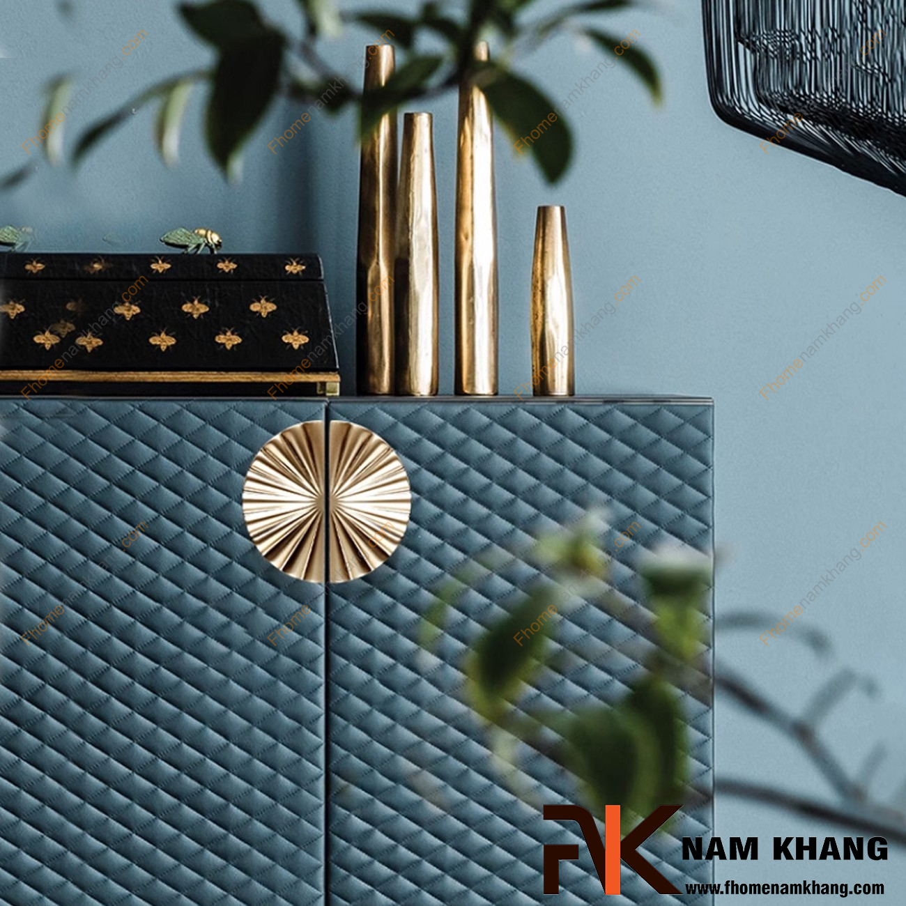 Tay nắm tủ bán nguyệt họa tiết cổ điển, mang đậm nét đẹp truyền thống và sự tinh tế của văn hóa Á Đông, sản phẩm không chỉ tăng tính thẩm mĩ mà còn mang lại vẻ đẹp truyền thống và thanh lịch của không gian bạn muốn hướng đến.