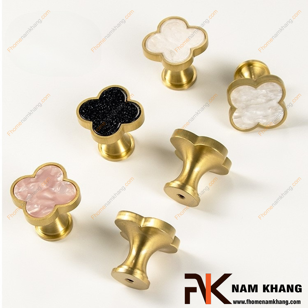 Tay nắm tủ chính là điểm nhấn làm nổi bật diện mạo của những thiết bị mà chúng được gắn vào chẳng hạn như: tủ gỗ, ngăn kéo tủ, cánh cửa tủ áo và cửa tủ bếp... Những chiếc tay nắm tủ với sự đa dạng và thiết kế chắc chắn sẽ mang đến một ấn tượng đặc biệt, khó quên ngay lần đầu tiên chạm mắt.