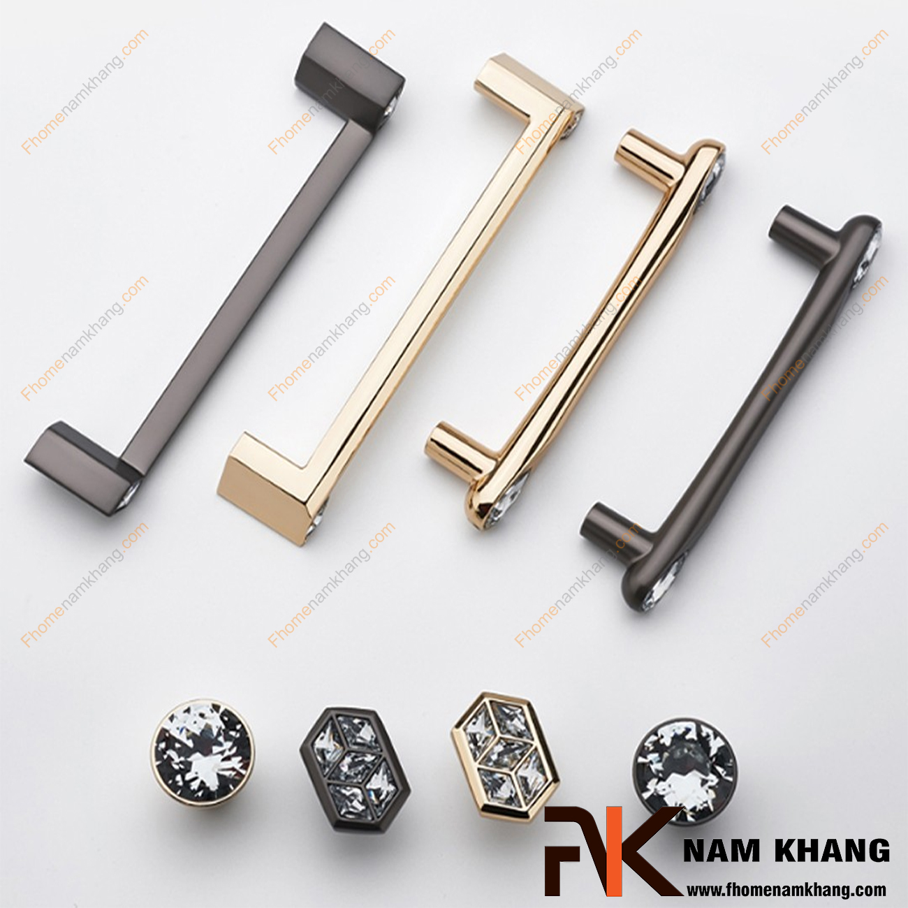 Tay nắm tủ chính là điểm nhấn làm nổi bật diện mạo của những thiết bị mà chúng được gắn vào chẳng hạn như: tủ gỗ, ngăn kéo tủ, cánh cửa tủ áo và cửa tủ bếp... Những chiếc tay nắm tủ với sự đa dạng và thiết kế chắc chắn sẽ mang đến một ấn tượng đặc biệt, khó quên ngay lần đầu tiên chạm mắt.