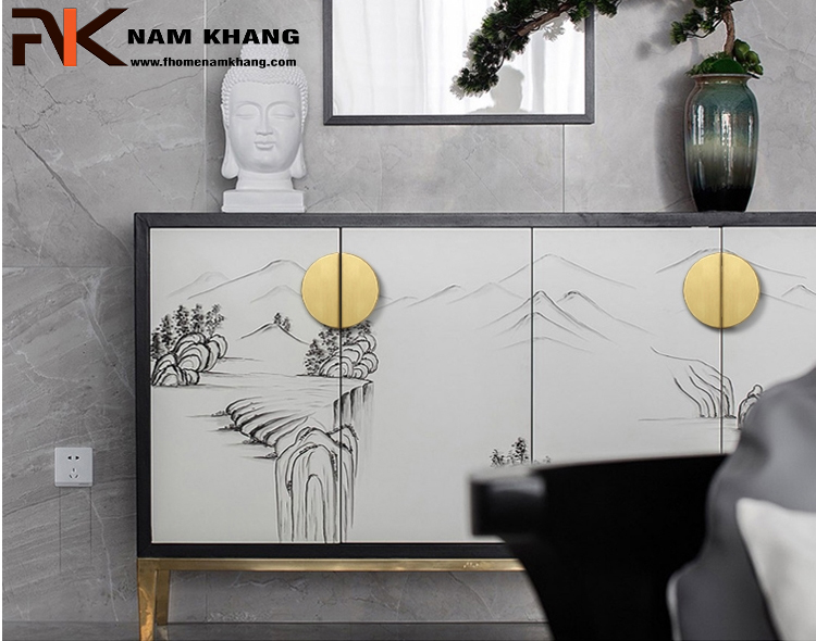 Tay nắm tủ bán nguyệt họa tiết cổ điển, mang đậm nét đẹp truyền thống và sự tinh tế của văn hóa Á Đông, sản phẩm không chỉ tăng tính thẩm mĩ mà còn mang lại vẻ đẹp truyền thống và thanh lịch của không gian bạn muốn hướng đến.