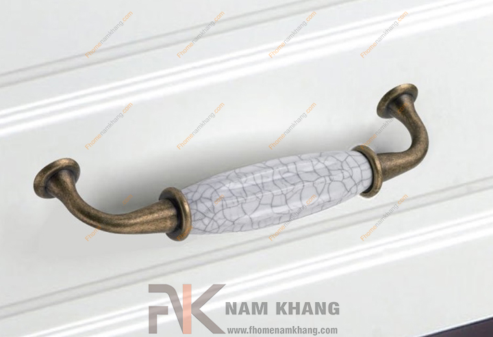 Các sản phẩm tay nắm tủ có thiết kế phối hợp sứ và hợp kim luôn mang một vẻ đẹp rất độc đáo và nổi bật.