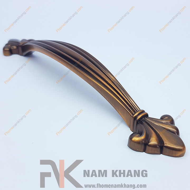 Tay nắm tủ là dạng phụ kiện tủ kệ được sử dụng từ rất lâu đời. Trải qua ngần ấy thời gian của lịch sử, tay nắm tủ ngày càng có sự đa dạng hơn cả về mẫu mã lẫn chất liệu. Các dạng tay nắm tủ mang phong cách hiện đại ngày càng được thiết kế nhiều hơn và được ưa chuộng hơn trong nền công nghiệp nội thất.