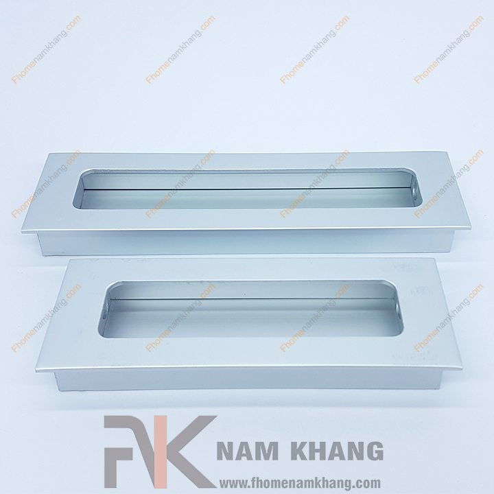 Đời sống ngày càng hiện đại, công nghệ kỹ thuật ngày càng phát triển kéo theo nhu cầu cuộc sống của người dân ngày được nâng cao hơn. Hiện nay, để sở hữu một tủ kệ trong không gian nội thất cửa gia đình không còn là chuyện quá khó khăn đối với tất cả mọi người nữa. Thế nhưng mối quan tâm được đặt ra khi sử dụng các sản phẩm tủ kệ tại không gian bị hạn chế là làm sao để không bị vướng hoặc bị va đập vào các loại tay nắm tủ khi di chuyển.