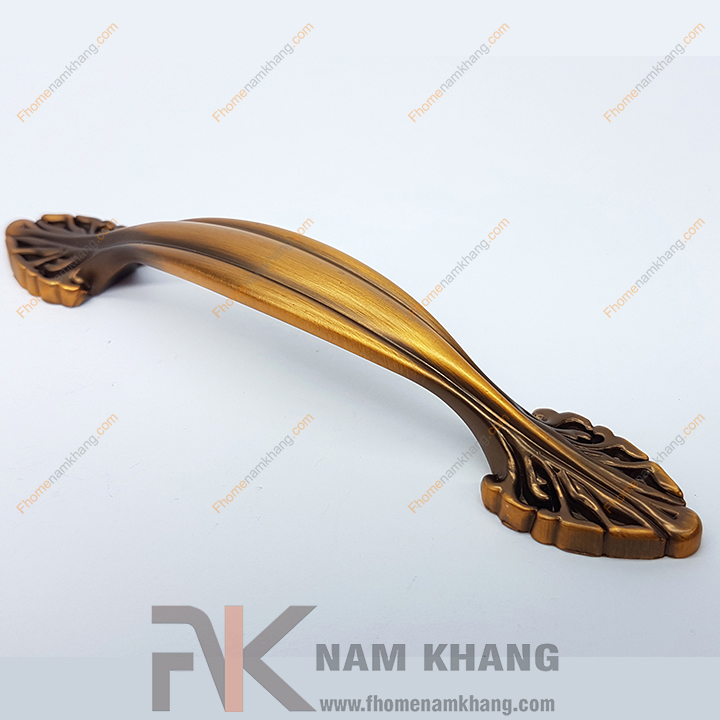 Tay nắm tủ là dạng phụ kiện tủ kệ được sử dụng từ rất lâu đời. Trải qua ngần ấy thời gian của lịch sử, tay nắm tủ ngày càng có sự đa dạng hơn cả về mẫu mã lẫn chất liệu. Các dạng tay nắm tủ mang phong cách hiện đại ngày càng được thiết kế nhiều hơn và được ưa chuộng hơn trong nền công nghiệp nội thất.
