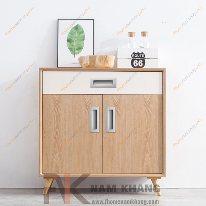 Đời sống ngày càng hiện đại, công nghệ kỹ thuật ngày càng phát triển kéo theo nhu cầu cuộc sống của người dân ngày được nâng cao hơn. Hiện nay, để sở hữu một tủ kệ trong không gian nội thất cửa gia đình không còn là chuyện quá khó khăn đối với tất cả mọi người nữa. Thế nhưng mối quan tâm được đặt ra khi sử dụng các sản phẩm tủ kệ tại không gian bị hạn chế là làm sao để không bị vướng hoặc bị va đập vào các loại tay nắm tủ khi di chuyển.
