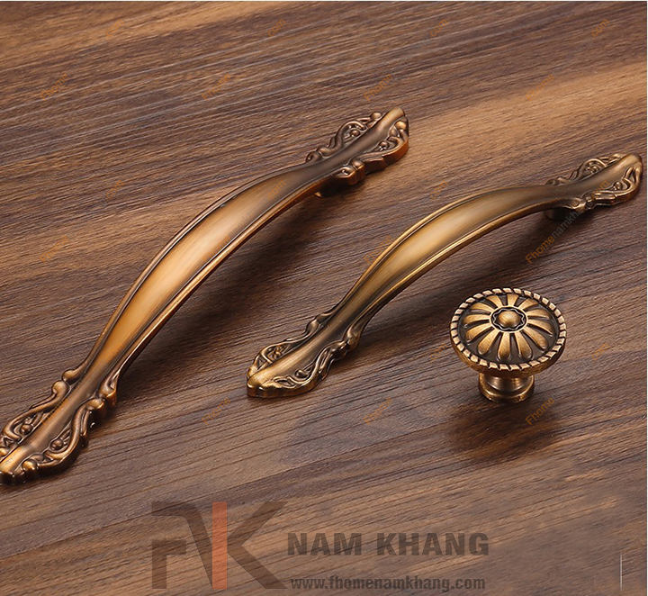 Tay nắm tủ là dạng phụ kiện tủ kệ được sử dụng từ rất lâu đời. Trải qua ngần ấy thời gian của lịch sử, tay nắm tủ ngày càng có sự đa dạng hơn cả về mẫu mã lẫn chất liệu. Các dạng tay nắm tủ mang phong cách hiện đại ngày càng được thiết kế nhiều hơn và được ưa chuộng hơn trong nền công nghiệp nội thất.