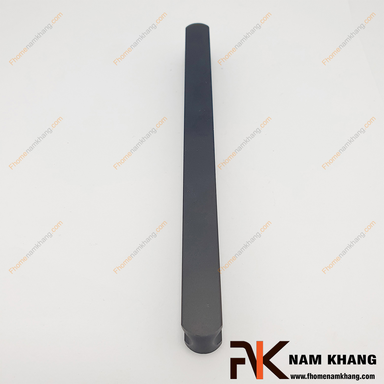 Tay nắm tủ dạng thanh dài nguyên khối màu đen NK001-DB dạng tay nắm tủ thanh dài nguyên khối được sản xuất từ chất liệu hợp kim cao cấp và xử lý bề mặt kỹ thuật cao.