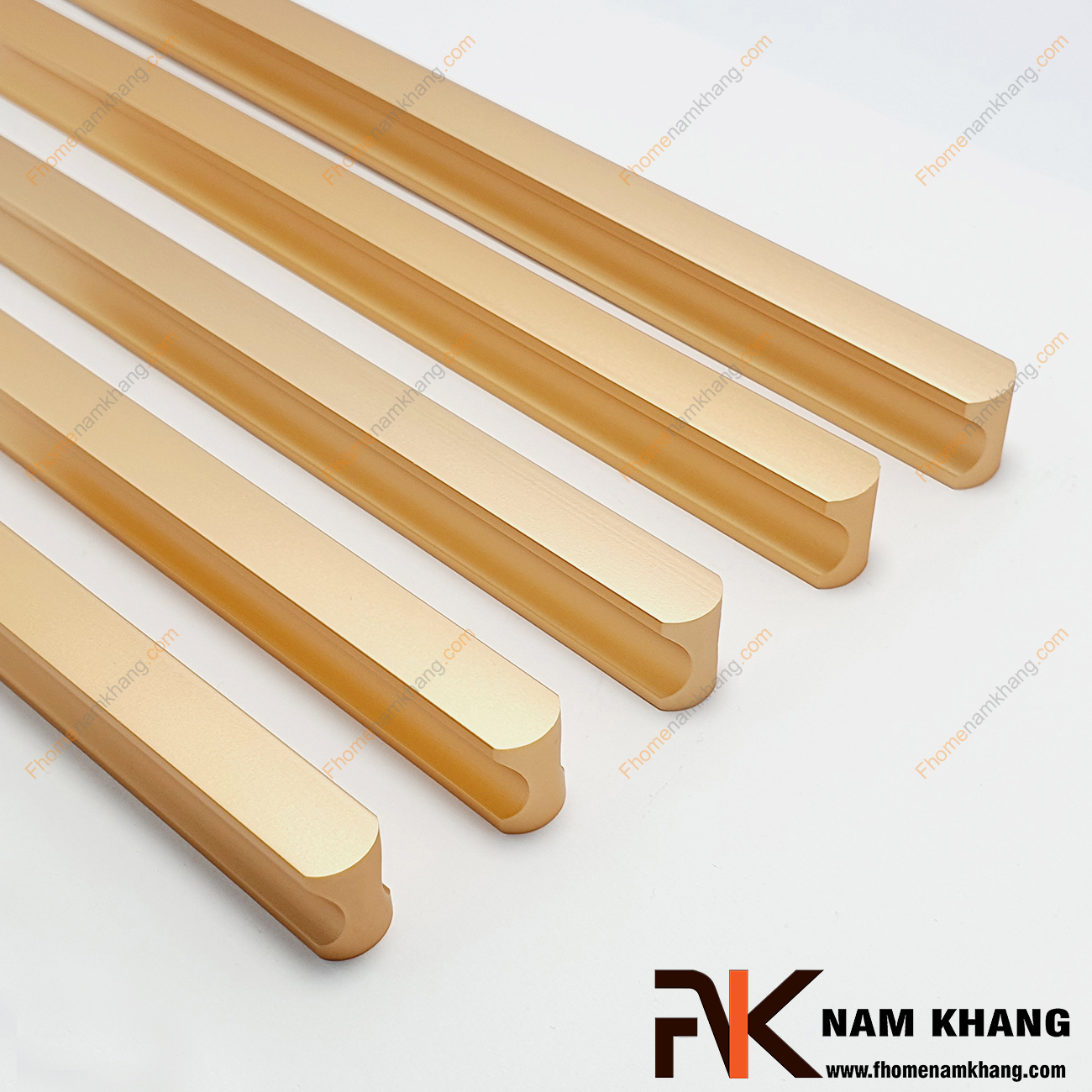 Tay nắm tủ dạng thanh dài nguyên khối màu vàng mờ NK001-VB dạng tay nắm tủ thanh dài nguyên khối được sản xuất từ chất liệu hợp kim cao cấp và xử lý bề mặt kỹ thuật cao.