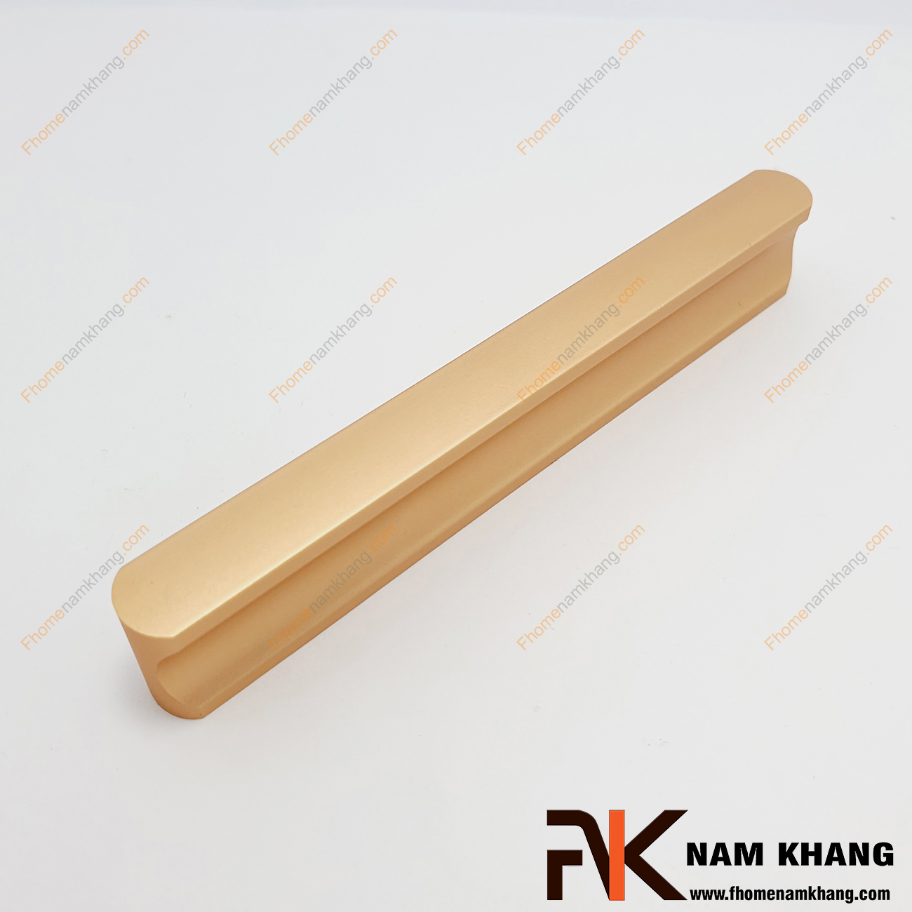 Tay nắm tủ dạng thanh dài nguyên khối màu vàng mờ NK001-VB dạng tay nắm tủ thanh dài nguyên khối được sản xuất từ chất liệu hợp kim cao cấp và xử lý bề mặt kỹ thuật cao.