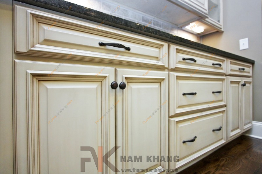Tay nắm tủ là dạng phụ kiện tủ kệ được sử dụng từ rất lâu đời. Trải qua ngần ấy thời gian của lịch sử, tay nắm tủ ngày càng có sự đa dạng hơn cả về mẫu mã lẫn chất liệu. Các dạng tay nắm tủ mang phong cách hiện đại ngày càng được thiết kế nhiều hơn và được ưa chuộng hơn trong nền công nghiệp nội thất.