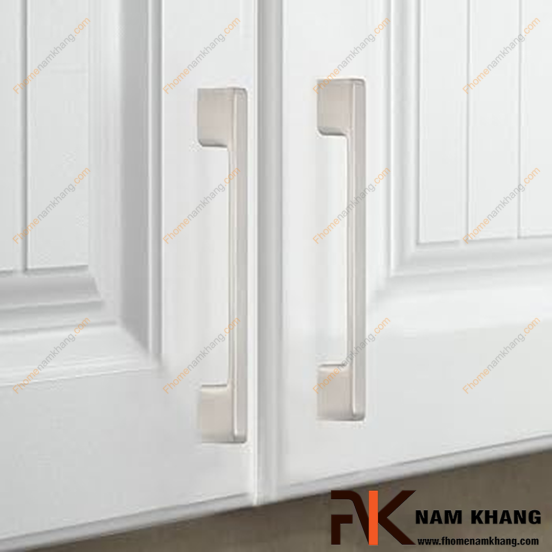 Tay nắm tủ chính là điểm nhấn làm nổi bật diện mạo của những thiết bị mà chúng được gắn vào chẳng hạn như: tủ gỗ, ngăn kéo tủ, cánh cửa tủ áo và cửa tủ bếp... Những chiếc tay nắm tủ với sự đa dạng và thiết kế chắc chắn sẽ mang đến một ấn tượng đặc biệt, khó quên ngay lần đầu tiên chạm mắt.