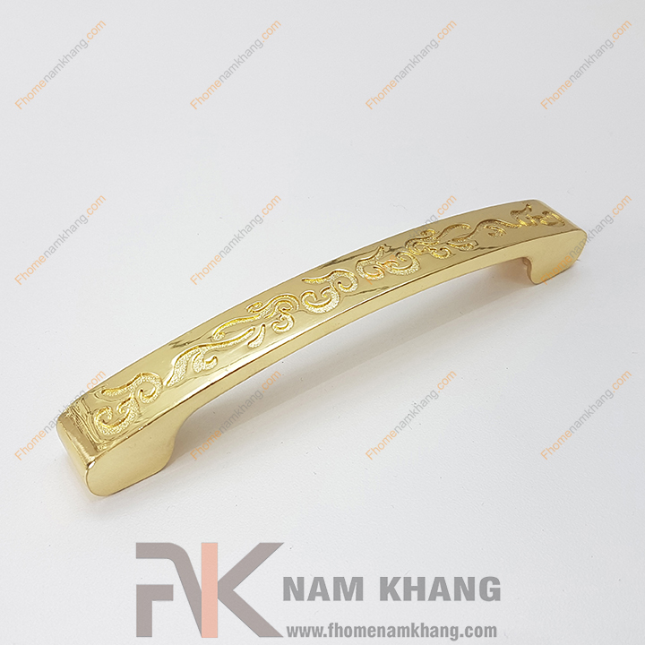 Tay nắm tủ là dạng phụ kiện tủ kệ được sử dụng từ rất lâu đời. Trải qua ngần ấy thời gian của lịch sử, tay nắm tủ ngày càng có sự đa dạng hơn cả về mẫu mã lẫn chất liệu. Các dạng tay nắm tủ mang phong cách hiện đại ngày càng được thiết kế nhiều hơn và được ưa chuộng hơn trong nền công nghiệp nội thất.