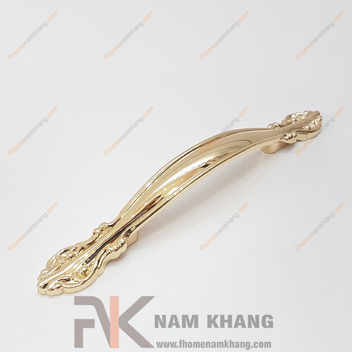 Tay nắm tủ là dạng phụ kiện tủ kệ được sử dụng từ rất lâu đời. Trải qua ngần ấy thời gian của lịch sử, tay nắm tủ ngày càng có sự đa dạng hơn cả về mẫu mã lẫn chất liệu. Các dạng tay nắm tủ mang phong cách hiện đại ngày càng được thiết kế nhiều hơn và được ưa chuộng hơn trong nền công nghiệp nội thất.