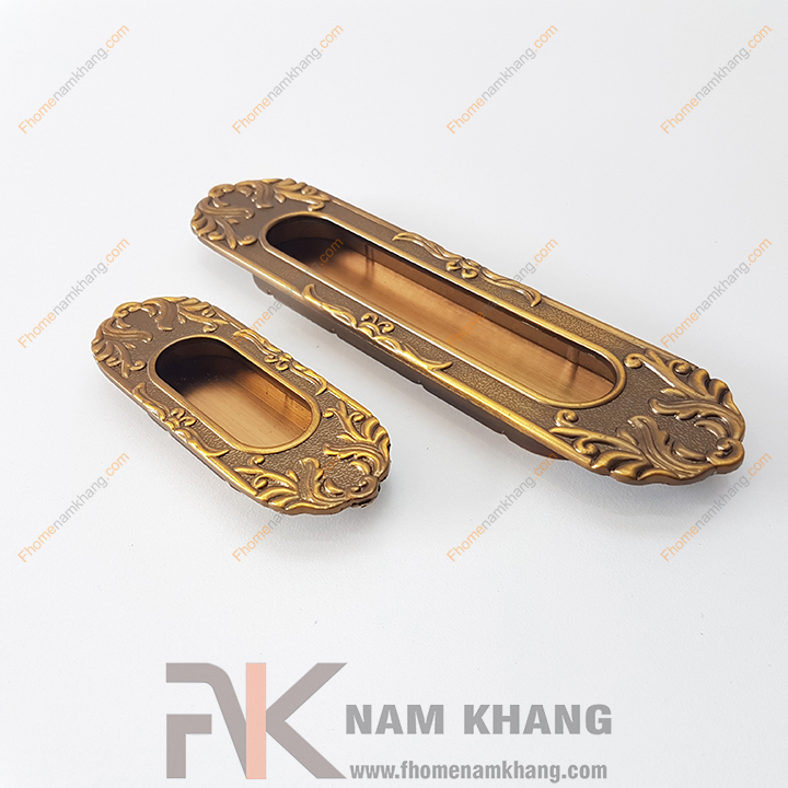 Đời sống ngày càng hiện đại, công nghệ kỹ thuật ngày càng phát triển kéo theo nhu cầu cuộc sống của người dân ngày được nâng cao hơn. Hiện nay, để sở hữu một tủ kệ trong không gian nội thất cửa gia đình không còn là chuyện quá khó khăn đối với tất cả mọi người nữa. Thế nhưng mối quan tâm được đặt ra khi sử dụng các sản phẩm tủ kệ tại không gian bị hạn chế là làm sao để không bị vướng hoặc bị va đập vào các loại tay nắm tủ khi di chuyển.