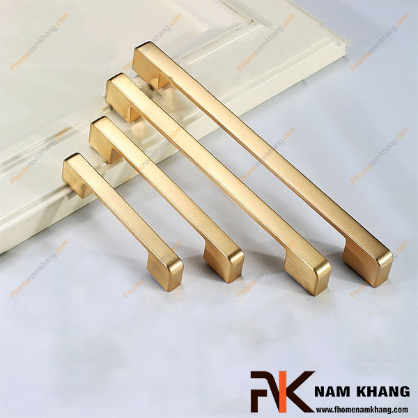 Tay nắm tủ chính là điểm nhấn làm nổi bật diện mạo của những thiết bị mà chúng được gắn vào chẳng hạn như: tủ gỗ, ngăn kéo tủ, cánh cửa tủ áo và cửa tủ bếp... Những chiếc tay nắm tủ với sự đa dạng và thiết kế chắc chắn sẽ mang đến một ấn tượng đặc biệt, khó quên ngay lần đầu tiên chạm mắt.