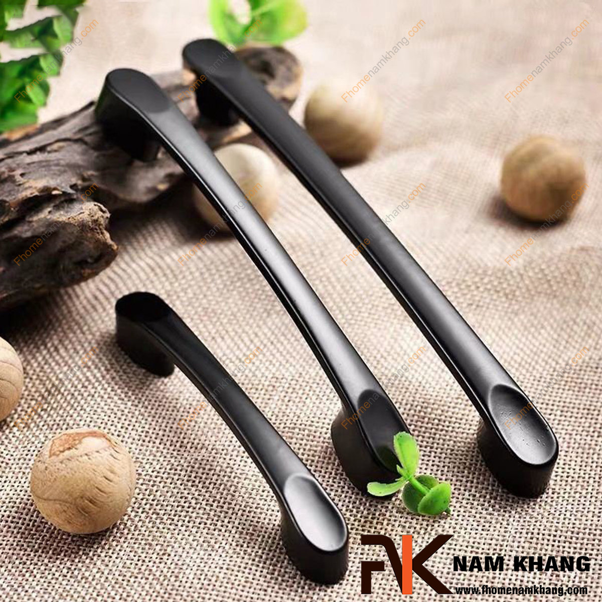 Tay nắm tủ chính là điểm nhấn làm nổi bật diện mạo của những thiết bị mà chúng được gắn vào chẳng hạn như: tủ gỗ, ngăn kéo tủ, cánh cửa tủ áo và cửa tủ bếp... Những chiếc tay nắm tủ với sự đa dạng và thiết kế chắc chắn sẽ mang đến một ấn tượng đặc biệt, khó quên ngay lần đầu tiên chạm mắt.