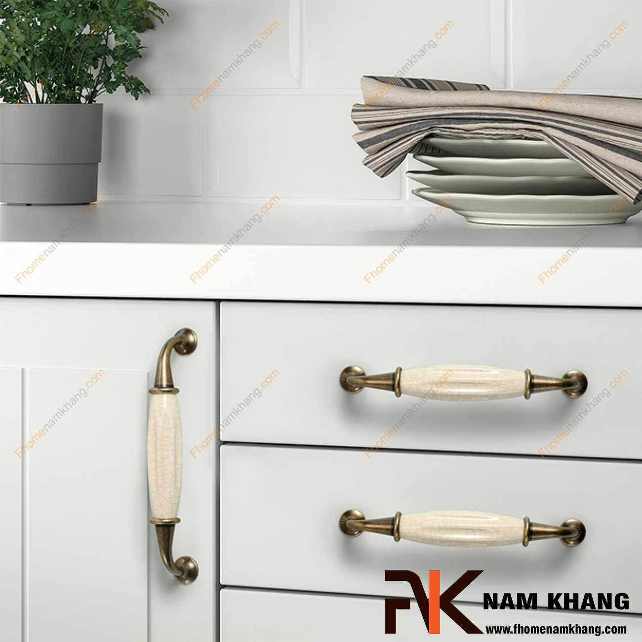 Tay nắm tủ tân cổ điển là dòng tay nắm được nhiều khách hàng ưu chuộng bởi sự kết hợp tinh tế giữa vẻ đẹp cổ điển sang trọng, và phong cách hiện đại tối giản. Những chi tiết trang trí, tinh xảo, thiết kế đa dạng mang đến sự tiện nghi mà còn tạo điểm nhấn ấn tượng.