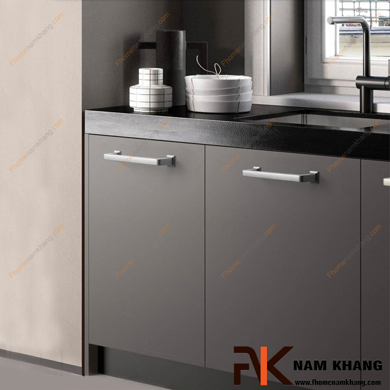 Tay nắm tủ là điểm nhấn nổi bật cho những chiếc tủ tủ gỗ, ngăn kéo tủ, tủ quần áo, tủ bếp... những mẫu tay nắm này đa dạng về chất liệu và phong cách thiết kế, mang đến cho bạn ánh nhìn ấn tượng và khó quên trong lần đầu tiên chạm mắt.